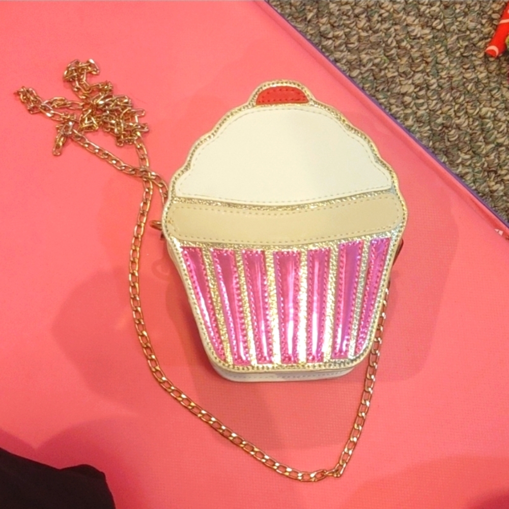 Cupcake purse w/ gold chain strap